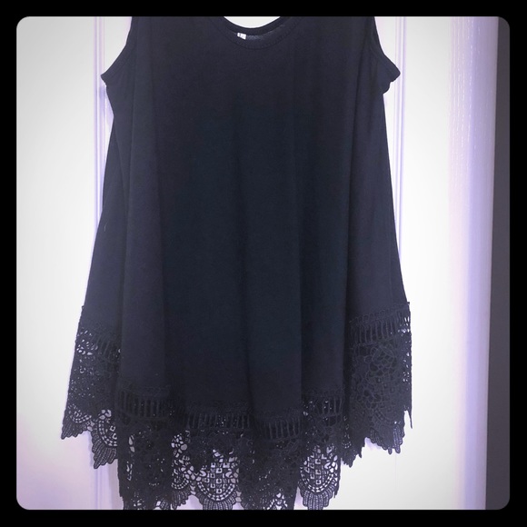 Tops - Large Black Flowy Tank with Lace Trim - L